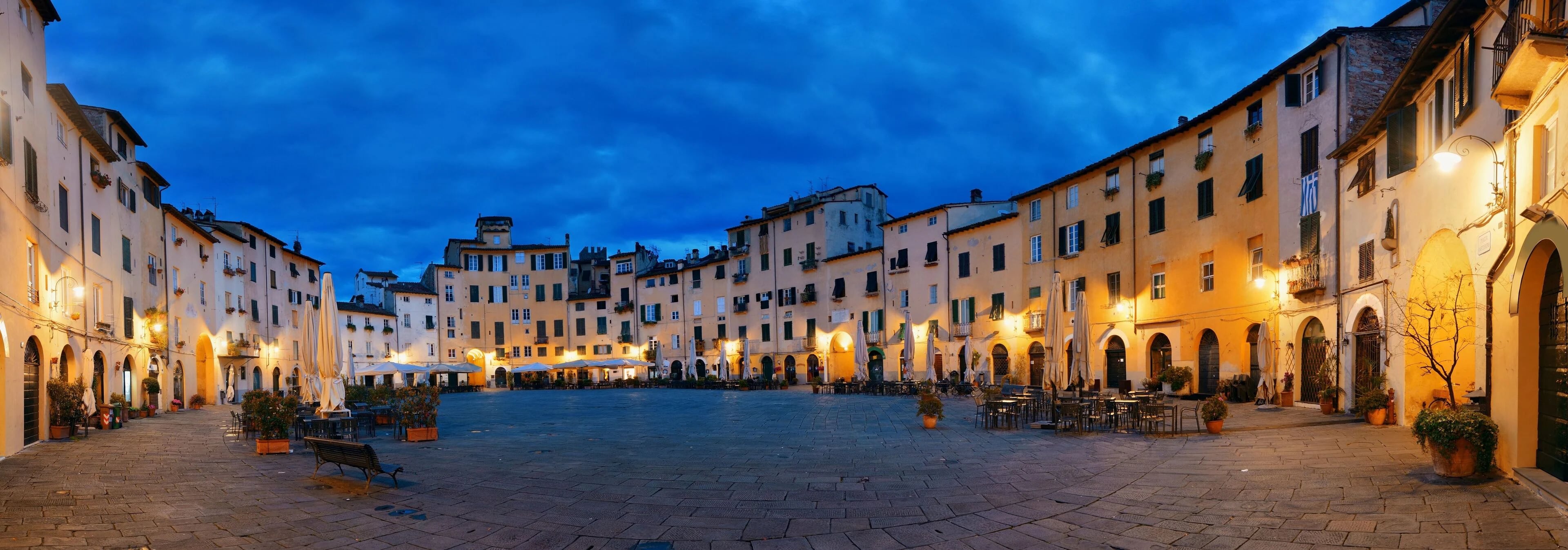Piazza dell'Anfiteatro a Lucca al crepuscolo