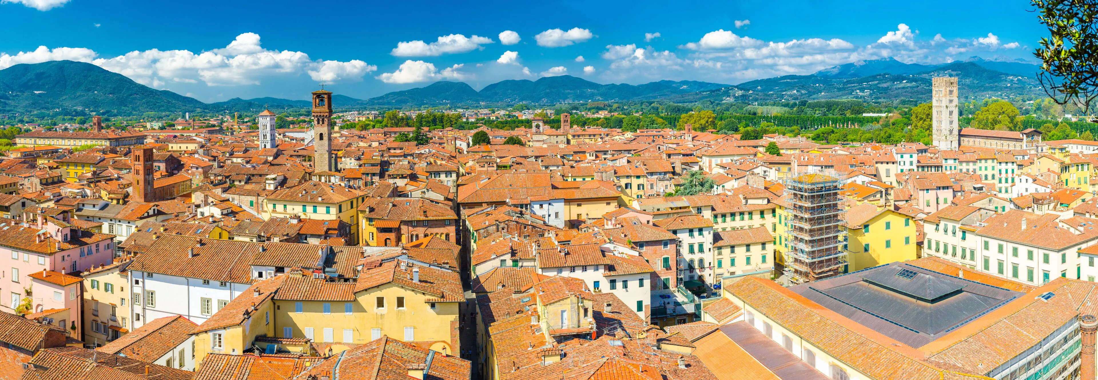 Skyline panoramico di Lucca con i tetti rossi medievali e le mura